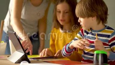 可爱的孩子使用笔记本电脑进行教育、在线学习、家庭学习。 男孩和女孩有远程学习的家庭作业。